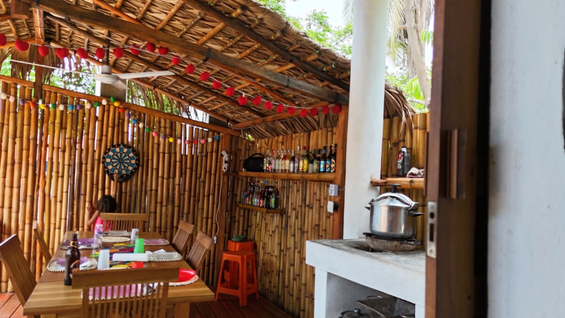 Terrasse et espace repas de la maison Chez Falisoa