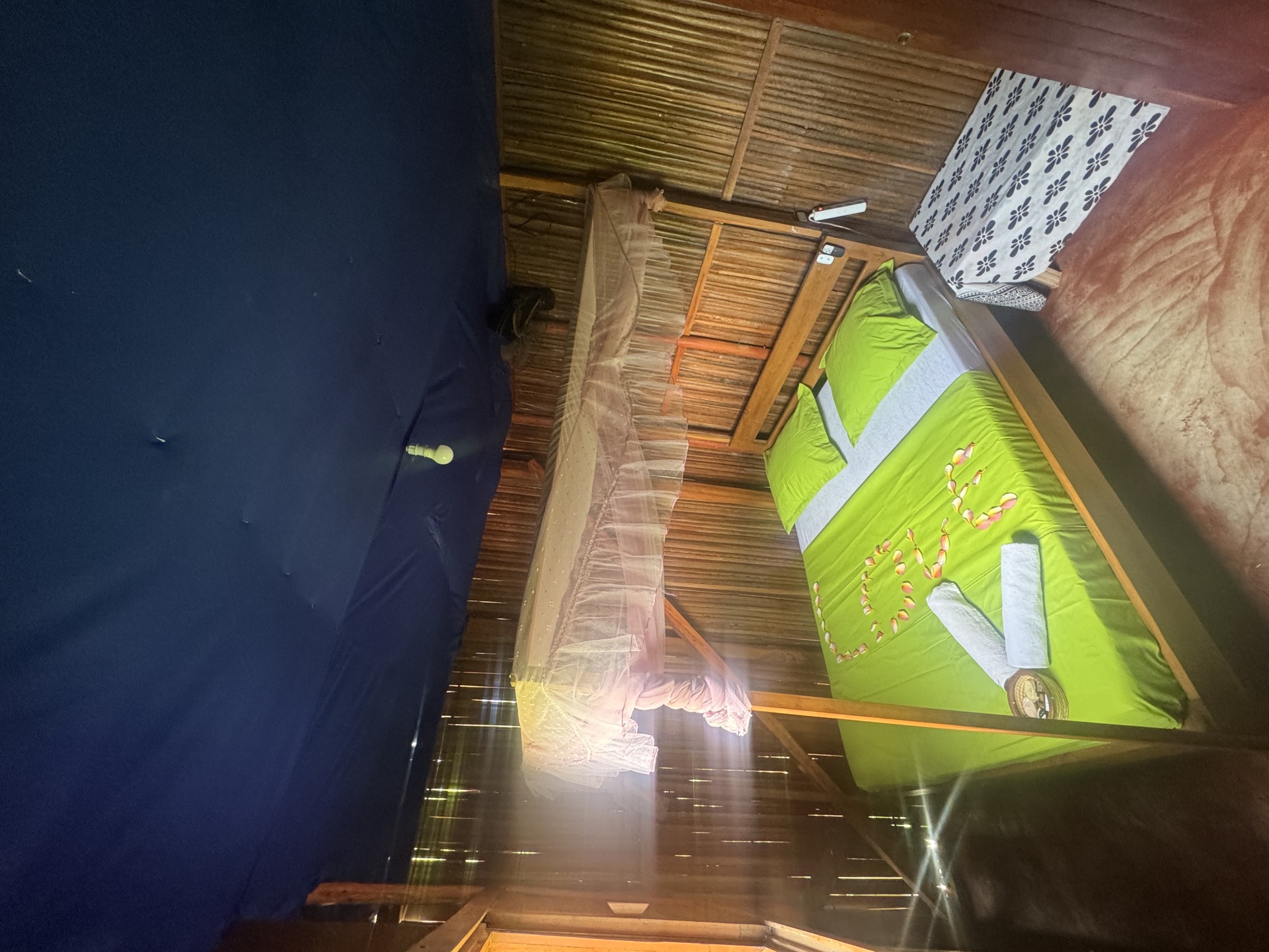 Chambre verte avec lit double et moustiquaire