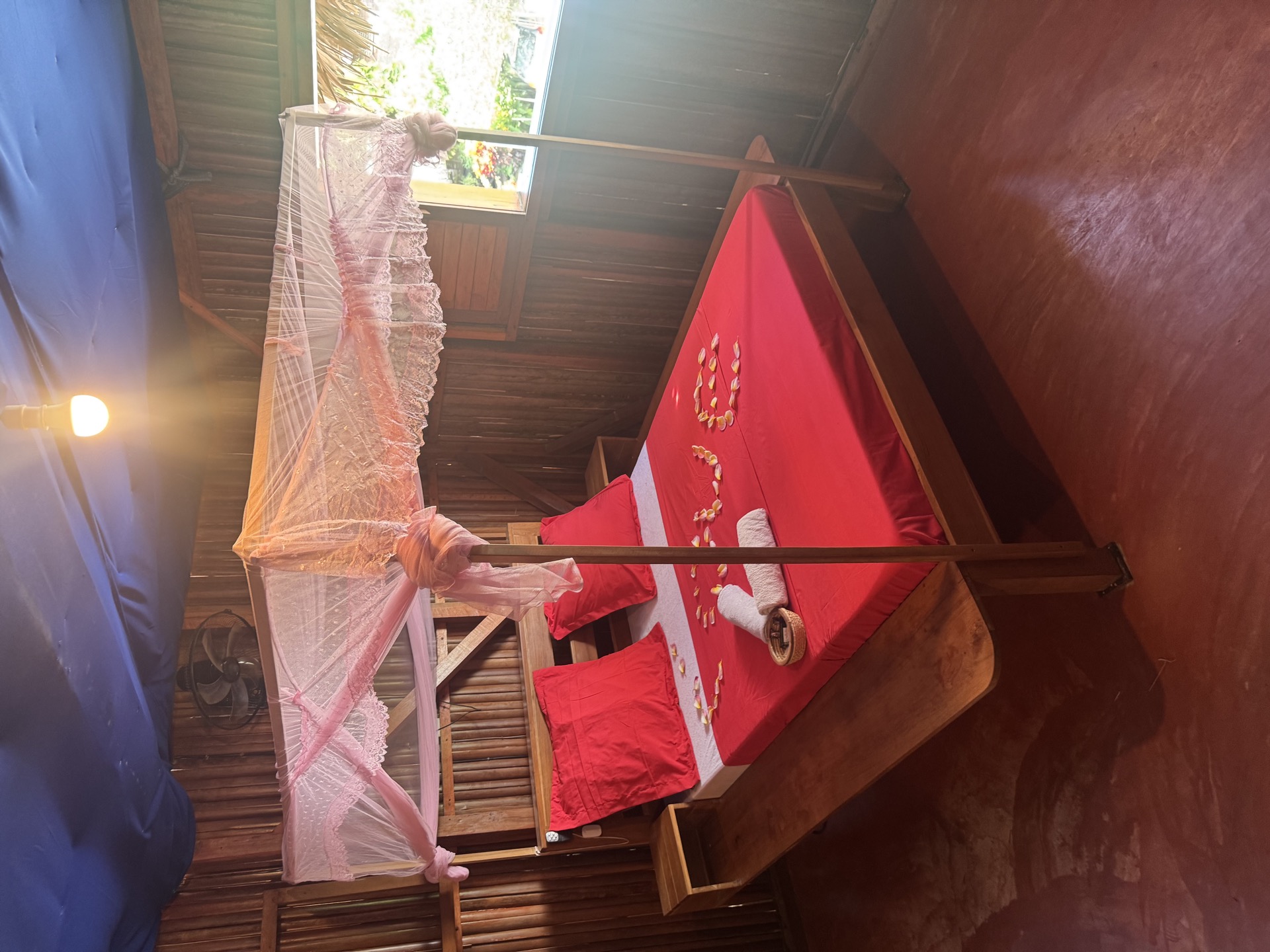 Suite parentale avec lit rouge et moustiquaire